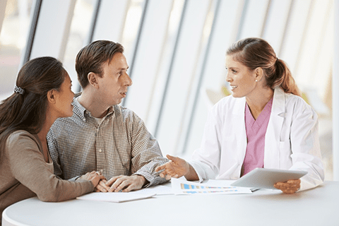 Stockphoto-2018-10_doctor_talking_couple-small-v3