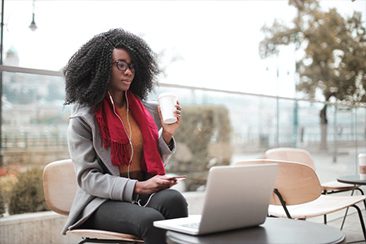 Callout-woman-in-front-of-computer